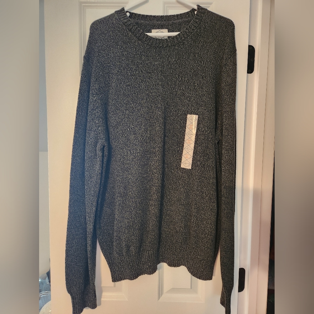 Mens long sleve sweater never worn tags removed.